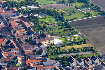 Schlossgarten Hallbergsches Schloß in Fußgönheim im Bundesland Rheinland-Pfalz, Deutschland