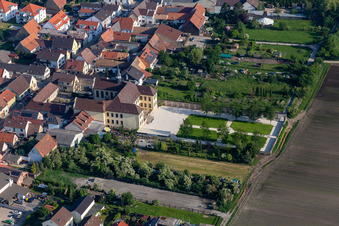 Luftbild von Schlossgarten Hallbergsches Schloß in Fußgönheim im Bundesland Rheinland-Pfalz, Deutschland