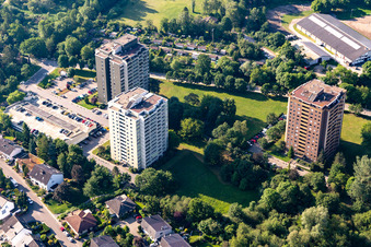 Drei Hochhaus- Gebäude im Wohngebiet Woogstraße in Neuhofen im Bundesland Rheinland-Pfalz, Deutschland