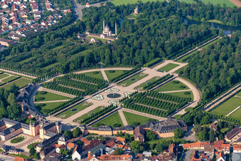 Blick auf das Schloss Schwetzingen und den französische Barockgarten in Schwetzingen. Das Schloss diente den pfälzischen Kurfürsten als Sommerresidenz und wurde in seiner heutigen Form ab dem Jahr 1697 errichtet im Bundesland Baden-Württemberg, Deutschland