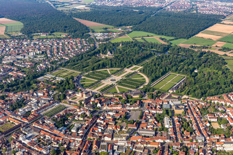 Luftbild von Schloßgarten in Schwetzingen im Bundesland Baden-Württemberg, Deutschland