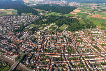Luftaufnahme von Schloßgarten in Schwetzingen im Bundesland Baden-Württemberg, Deutschland