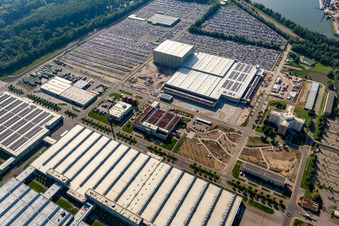 Daimler GLC LKW auf der Insel Grün in Germersheim im Bundesland Rheinland-Pfalz, Deutschland