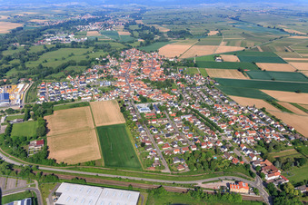Bahnhofstraße von Osten in Rohrbach im Bundesland Rheinland-Pfalz, Deutschland
