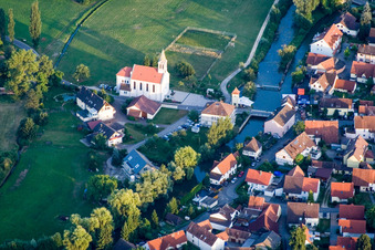Kirchengebäude der St. Bartholomäus Kirche im Ortsteil Beuren an der Aach in Singen im Bundesland Baden-Württemberg, Deutschland