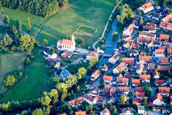 Luftbild von Kirchengebäude der St. Bartholomäus Kirche im Ortsteil Beuren an der Aach in Singen im Bundesland Baden-Württemberg, Deutschland