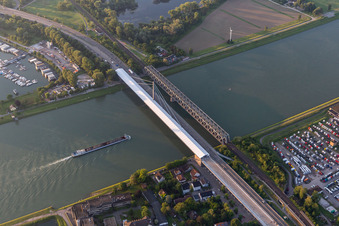 Luftbild von Baustellen zur Sanierung des Fluß - Brückenbauwerk Rheinbrücke Maxau in im Ortsteil Knielingen in Karlsruhe im Bundesland Baden-Württemberg, Deutschland