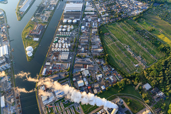 Rheinhafen mit Oiltanking Deutschland GmbH & Co. KG im Ortsteil Mühlburg in Karlsruhe im Bundesland Baden-Württemberg
