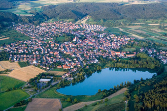 Dorfkern an den See- Uferbereichen des Steißlingen See in Steißlingen im Bundesland Baden-Württemberg, Deutschland