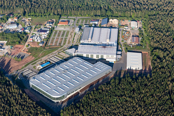 Gebäude und Produktionshallen auf dem Fahrzeugbau- Werksgelände der BNS Boysen Nutzfahrzeug Systeme GmbH&Co.KG an der Albblickstraße in Simmersfeld im Bundesland Baden-Württemberg, Deutschland