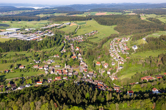Ortsansicht der Straßen und Häuser der Wohngebiete in der von Bergen umgebenen Tallandschaft in Betzweiler in Loßburg im Bundesland Baden-Württemberg, Deutschland