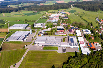 Industrie- und Gewerbegebiet mit Uwe Müller GmbH&Co.KG, Rahm Drehtechnik GmbH, Dobergo GmbH & Co. KG, Gebrüder Weiss GmbH, Heinrich Seeger, GROHE Technology AG, Reifendienst Glatthaar, Pewe Weidlich GmbH und REMONDIS Industrie Service GmbH & Co. KG in Betzweiler in Loßburg im Bundesland Baden-Württemberg, Deutschland
