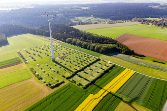 Windenergieanlage (WEA) - Windrad- auf einem Photovoltaik-Solaranalagen Feld neben Hochspannungsleitung in Alpirsbach im Ortsteil Römlinsdorf im Bundesland Baden-Württemberg, Deutschland