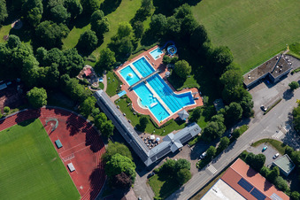 Schwimmbecken des Freibades in Oberndorf am Neckar im Ortsteil Altoberndorf im Bundesland Baden-Württemberg, Deutschland