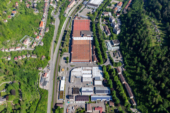 Luftbild von Gebäude und Produktionshallen auf dem Werksgelände der Mauser-Werke Oberndorf Maschinenbau GmbH in Oberndorf am Neckar im Bundesland Baden-Württemberg, Deutschland