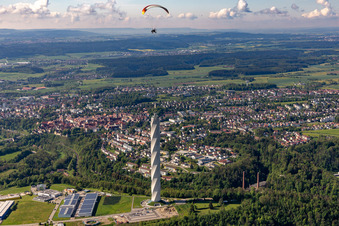 Luftbild von Turm thyssenkrupp Testturm für Expressaufzüge am Berner Feld in Rottweil. Das neue Wahrzeichen der Kleinstadt Rottweil ist derzeit höchstes Bauwerk in Baden-Württemberg, Deutschland