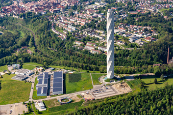 Luftaufnahme von Turm thyssenkrupp Testturm für Expressaufzüge am Berner Feld in Rottweil. Das neue Wahrzeichen der Kleinstadt Rottweil ist derzeit höchstes Bauwerk in Baden-Württemberg, Deutschland