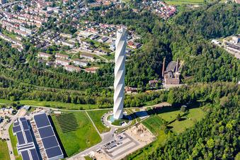 Schrägluftbild von Turm thyssenkrupp Testturm für Expressaufzüge am Berner Feld in Rottweil. Das neue Wahrzeichen der Kleinstadt Rottweil ist derzeit höchstes Bauwerk in Baden-Württemberg, Deutschland