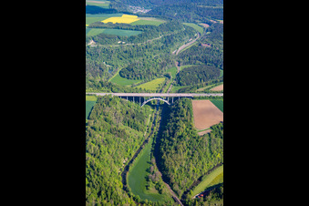 Luftbild von Streckenführung und Fahrspuren im Verlauf der Autobahn- Brücke der BAB A81 über die Schleifen des Neckartals in Rottweil im Ortsteil Hohenstein im Bundesland Baden-Württemberg, Deutschland