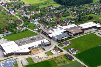 Gebäude und Produktionshallen auf dem Werksgelände der Saier Verpackungstechnik in Alpirsbach im Ortsteil Peterzell im Bundesland Baden-Württemberg, Deutschland