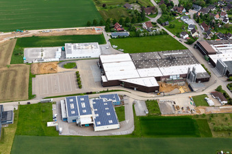 Gebäude und Produktionshallen auf dem Werksgelände der Arp GmbH & Co. KG in Alpirsbach im Ortsteil Peterzell im Bundesland Baden-Württemberg, Deutschland