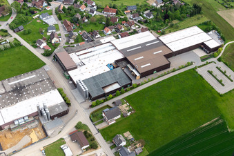 Luftbild von Gebäude und Produktionshallen auf dem Werksgelände der Saier Verpackungstechnik in Alpirsbach im Ortsteil Peterzell im Bundesland Baden-Württemberg, Deutschland