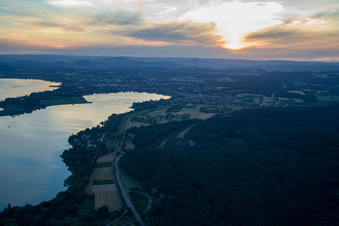 Mettnaupark am Abend in Radolfzell am Bodensee im Bundesland Baden-Württemberg, Deutschland