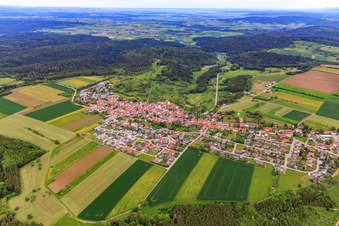 Dorfansicht aus Südwesten im Ortsteil Binsdorf in Geislingen im Bundesland Baden-Württemberg, Deutschland