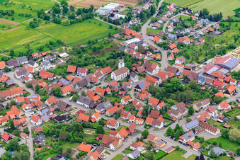 Dorfansicht aus Südwesten mit Medarduskirche im Ortsteil Ostdorf in Balingen im Bundesland Baden-Württemberg, Deutschland