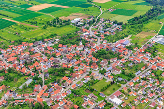 Luftbild von Dorfansicht aus Südwesten mit Medarduskirche im Ortsteil Ostdorf in Balingen im Bundesland Baden-Württemberg, Deutschland