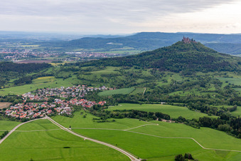Landwirtschaftliche Nutzflächen und Feldgrenzen umsäumen das Siedlungsgebiet des Dorfes zu Füßen der schwäbischen Alb und der Burg Hohenzollern im Ortsteil Zimmern in Bisingen im Bundesland Baden-Württemberg, Deutschland