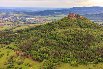 Luftbild von Burg Hohenzollern im Ortsteil Zimmern in Bisingen im Bundesland Baden-Württemberg, Deutschland