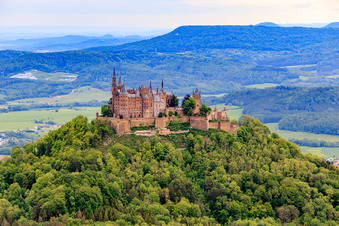 Schrägluftbild von Burg Hohenzollern im Ortsteil Zimmern in Bisingen im Bundesland Baden-Württemberg, Deutschland