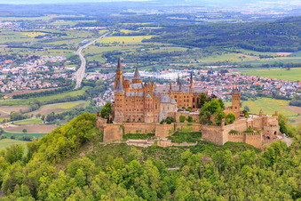 Burg Hohenzollern im Ortsteil Zimmern in Bisingen im Bundesland Baden-Württemberg, Deutschland von oben