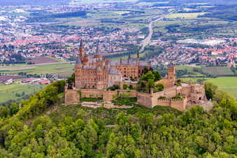 Burg Hohenzollern im Ortsteil Zimmern in Bisingen im Bundesland Baden-Württemberg, Deutschland aus der Luft