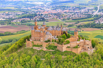 Burg Hohenzollern im Ortsteil Zimmern in Bisingen im Bundesland Baden-Württemberg, Deutschland von oben gesehen