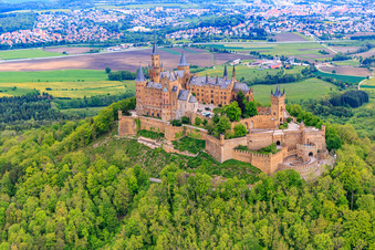 Burg Hohenzollern im Ortsteil Zimmern in Bisingen im Bundesland Baden-Württemberg, Deutschland vom Flugzeug aus