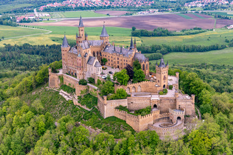 Burg Hohenzollern im Ortsteil Zimmern in Bisingen im Bundesland Baden-Württemberg, Deutschland aus der Luft betrachtet