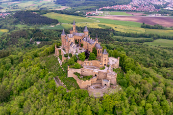 Drohnenaufname von Burg Hohenzollern im Ortsteil Zimmern in Bisingen im Bundesland Baden-Württemberg, Deutschland