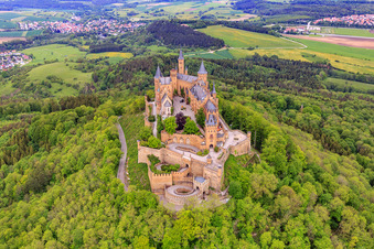 Drohnenbild von Burg Hohenzollern im Ortsteil Zimmern in Bisingen im Bundesland Baden-Württemberg, Deutschland