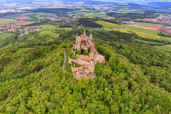 Burg Hohenzollern im Ortsteil Zimmern in Bisingen im Bundesland Baden-Württemberg, Deutschland aus der Drohnenperspektive