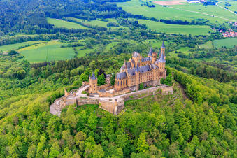 Burg Hohenzollern im Ortsteil Zimmern in Bisingen im Bundesland Baden-Württemberg, Deutschland von der Drohne aus gesehen