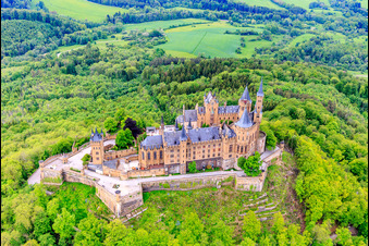 Luftbild von Burg Hohenzollern im Ortsteil Zimmern in Bisingen im Bundesland Baden-Württemberg, Deutschland