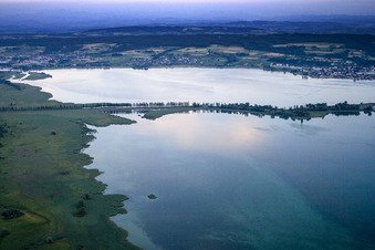 Steg zur See- Insel Reichenau zwischen Unter- und Gnadersee auf dem Bodensee im Abendlicht im Ortsteil Insel Reichenau in Reichenau im Ortsteil Lindenbühl im Bundesland Baden-Württemberg, Deutschland