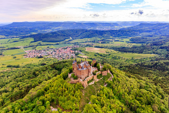 Schrägluftbild von Burg Hohenzollern im Ortsteil Zimmern in Bisingen im Bundesland Baden-Württemberg, Deutschland