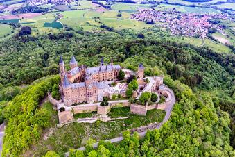 Burg Hohenzollern im Ortsteil Zimmern in Bisingen im Bundesland Baden-Württemberg, Deutschland von oben