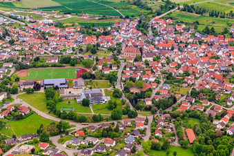 GMS Rangendingen Hirrlingen und Kunstrasenplatz vor Kirche St. Gallus und Friedhof im Bundesland Baden-Württemberg, Deutschland