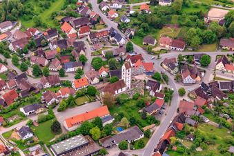 Remiguskirche und Grundschule im Ortsteil Bergfelden in Sulz am Neckar im Bundesland Baden-Württemberg, Deutschland