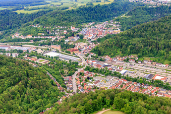 Brücke der Rosenfelder Straße über die Bahn in Oberndorf am Neckar im Bundesland Baden-Württemberg, Deutschland