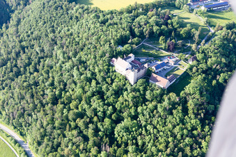 Luftaufnahme von Gebäudekomplex der Hotelanlage Hotel Schloss Weitenburg in Starzach im Ortsteil Börstingen im Bundesland Baden-Württemberg, Deutschland